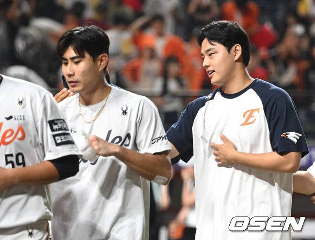 [OSEN=대전, 이대선 기자] 한화는 8일 대전 한화생명볼파크에서 열린 2025 신한 SOL Bank KBO리그 KIA 타이거즈와의 홈경기를 14-8로 승리했다. 14득점은 종전 12득점을 넘어 올 시즌 한화의 한 경기 최다 득점으로 KIA의 추격을 뿌리쳤다. 경기 종료 후 한화 문동주가 동료들과 승리의 기쁨을 나누고 있다. 2025.07.08 /sunday@osen.co.kr