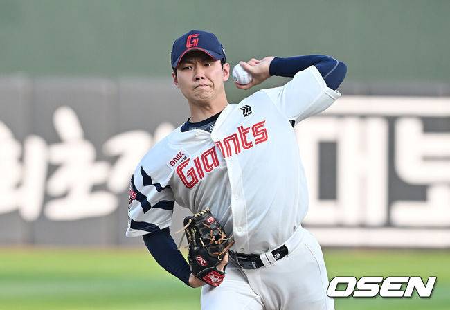 [OSEN=부산, 이석우 기자] 8일 부산 사직야구장에서 2025 신한 SOL 뱅크 KBO 리그 롯데 자이언츠와 두산 베어스의 경기가 열렸다. 홈팀 롯데는 홍민기가, 방문팀 두산은 최민석이 선발 출전했다.롯데 자이언츠 선발 투수 홍민기가 역투하고 있다. 2025.07.08 / foto0307@osen.co.kr