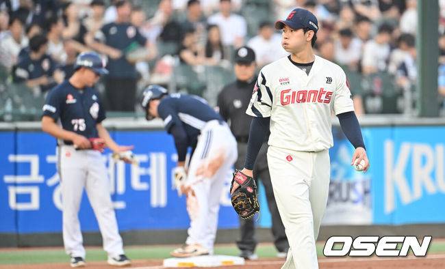 [OSEN=부산, 이석우 기자] 8일 부산 사직야구장에서 2025 신한 SOL 뱅크 KBO 리그 롯데 자이언츠와 두산 베어스의 경기가 열렸다. 홈팀 롯데는 홍민기가, 방문팀 두산은 최민석이 선발 출전했다.롯데 자이언츠 홍민기가 2회초 2사 3루 두산 베어스 오명진에게 우중간 1타점 3루타를 맞고 아쉬워하고 있다. 2025.07.08 / foto0307@osen.co.kr