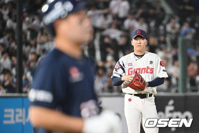 [OSEN=부산, 이석우 기자] 9일 부산 사직야구장에서 2025 신한 SOL 뱅크 KBO 리그 롯데 자이언츠와 두산 베어스의 경기가 열렸다. 홈팀 롯데는 이민석이, 방문팀 두산은 곽빈이 선발 출전했다.롯데 자이언츠 최준용이 9회초 두산 베어스 양의지에게 몸에 맞는 볼을 던지고 아쉬워하고 있다. 2025.07.09 / foto0307@osen.co.kr