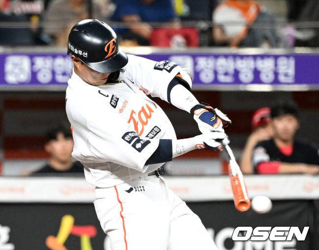 [OSEN=대전, 이대선 기자] 9일 오후 대전 한화생명볼파크에서 2025 신한 SOL Bank KBO리그 한화 이글스와 KIA 타이거즈의 경기가 열렸다.한화는 문동주, KIA는 양현종 선발로 내세웠다.5회말 2사 2,3루에서 한화 채은성이 좌전 적시타를 치고 있다. 2025.07.08 /sunday@osen.co.kr
