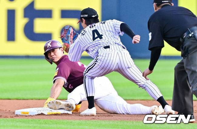 [OSEN=잠실, 박준형 기자] 9일 오후 서울 잠실구장에서 ‘2025 신한 SOL BANK KBO리그’ LG 트윈스와 키움 히어로즈의 경기가 진행됐다.이날 경기에서 LG는 손주영을, 키움은 정현우를 선발투수로 내세웠다. 1회초 무사 1루 키움 임지열의 타석때 1루 주자 송성문이 도루 실패하고 있다 . 2025.07.09 /  soul1014@osen.co.kr