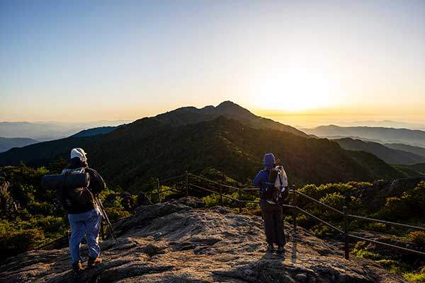 촛대봉 정상에서 천왕봉 일출을 보고 있다.