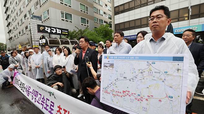 2023년 7월 서울 여의도 더불어민주당사 앞에서 국민의힘 소속 전진선 양평군수와 일부 주민들이 ‘강하 IC가 포함된 서울∼양평고속도&nbsp;추진 재개’ 기자회견을 열어 민주당 측을 비판하고 있다. 이제원 선임기자