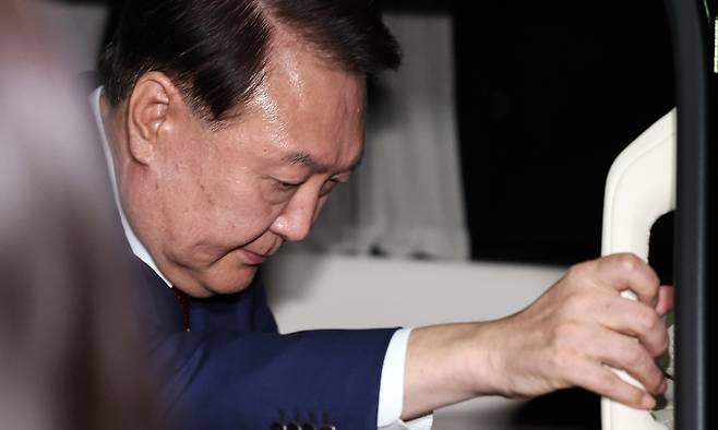 윤석열 전 대통령이 5일 오후 서초구 서울고등검찰청에서 내란특검 2차 대면조사를 받은 뒤 차량에 올라타고 있다. 뉴스1