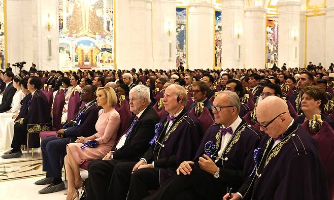 4월 13일 ‘천원궁 천일성전 입궁식’에서 미국 도널드 트럼프 대통령의 멘토 폴라 화이트 케인 목사(앞줄 오른쪽 다섯번째), 뉴트 깅리치 전 미국 하원의장(〃 네번째) 등 전 세계에서 방문한 참석자들이 행사를 지켜보고 있다. 세계일보 자료사진