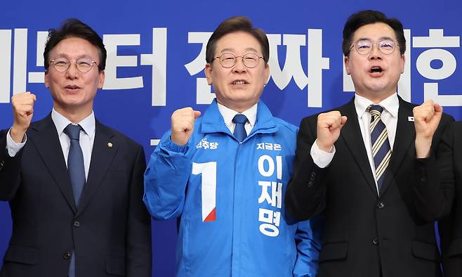 김민석 국무총리(왼쪽부터),&nbsp;이재명 대통령,&nbsp;더불어민주당 당대표 선거에 출마 선언한 박찬대 의원. 연합뉴스