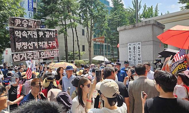 9일 윤석열 전 대통령 구속 전 피의자 심문이 열린 서울 서초구 서초동 서울중앙지법 동문에 시위대가 모여 있다. 소진영 기자