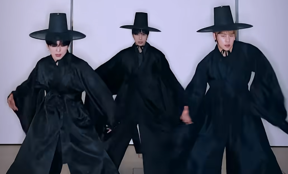 넷플릭스 '케이팝 데몬 헌터스'(KPOP Demon Hunters) 사자보이즈의 안무를 선보이는 몬스타엑스 기현, 형원, 주헌(왼쪽부터). 몬스타엑스 공식 유튜브 계정