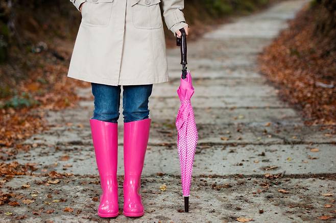전국에 폭염이 극심한 가운데, 체감온도를 낮출 수 있는 방법으로 양산이 꼽힌다. 게티이미지뱅크