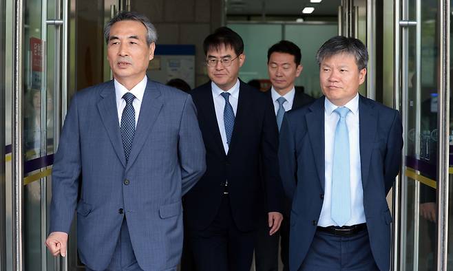 윤석열 전 대통령의 부인 김건희씨 관련 의혹을 수사하는 민중기 특별검사(왼쪽)와 특검보들이 지난달 19일 경기 과천시 고위공직자범죄수사처에서 오동운 공수처장과 면담을 마치고 나오고 있다. 과천=연합뉴스