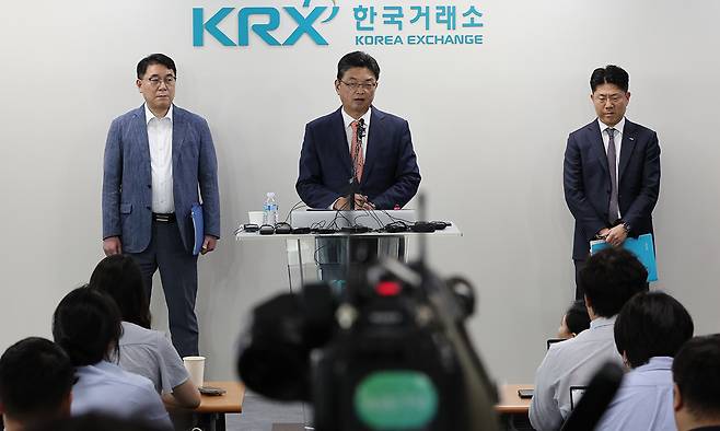 9일 서울 여의도 한국거래소에서 이윤수 금융위원회 증권선물위원회 상임위원(가운데), 이승우 금융감독원 부원장보(왼쪽), 김홍식 한국거래소 시장감시위원장이 자본시장 불공정거래 근절 실천방안 합동브리핑을 하고 있다. 연합뉴스