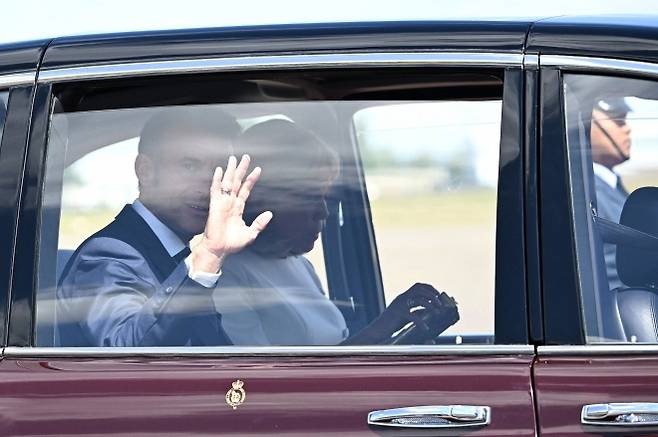 8일(현지시간) 영국을 국빈 방문한 에마뉘엘 마크롱 프랑스 대통령과 부인 브리지트 마크롱 여사가 의전차량을 타고 윈저성으로 향하고 있다. 2025.7.8 AFP 연합뉴스