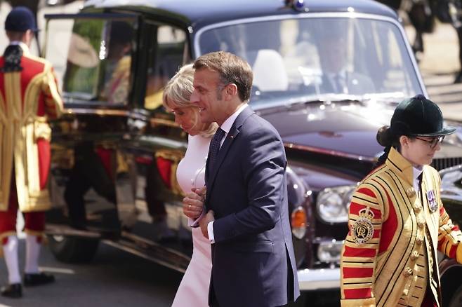 8일(현지시간) 영국을 국빈 방문한 에마뉘엘 마크롱 프랑스 대통령과 부인 브리지트 마크롱 여사가 윈저성에 도착하고 있다. 2025.7.8 AP 연합뉴스