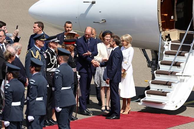8일(현지시간) 영국을 국빈 방문한 에마뉘엘 마크롱  프랑스 대통령과 부인 브리지트 마크롱 여사가 런던 서부 노솔트 공군기지에서 윌리엄 왕세자와 부인 케이트 미들턴 왕세자비의 영접을 받고 있다. 2025.7.8 로이터 연합뉴스