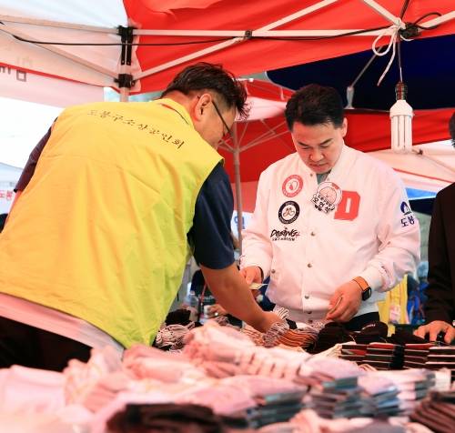 오언석 도봉구청장이 지난 6월 열린 창동역 인근에서 열린 ‘2025년 도봉구 소상공인 행복장터’에서 소상공인들의 물품을 둘러보고 있다. 도봉구 제공