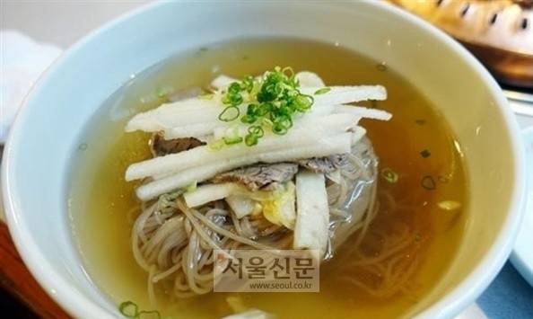 서울특별시 중구에 위치한 ‘우래옥’(乙來屋)은 광복 직후인 1946년 평양 출신 실향민이 개업한 평양냉면 전문집으로 현존하는 냉면집 가운데 가장 오래된 곳으로 평가받는다. 서울신문 DB