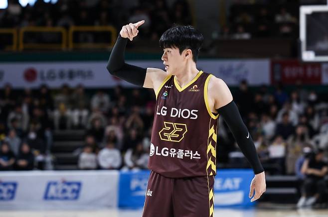 창원 LG 전성현이 1월 30일 창원체육관에서 열린 2024~25 프로농구 정규시즌 대구 한국가스공사와의 홈 경기에서 동료들과 대화하고 있다. KBL 제공