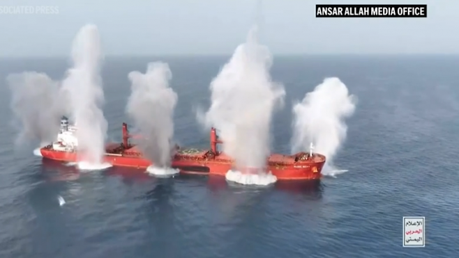 예멘 후티 반군이 지난 6일 라이베리아 선적으로 그리스 선사 스템시핑이 운용하는 벌크선 ‘매직시즈’를 공격해 침몰시켰다. 후티 제공 영상 캡처