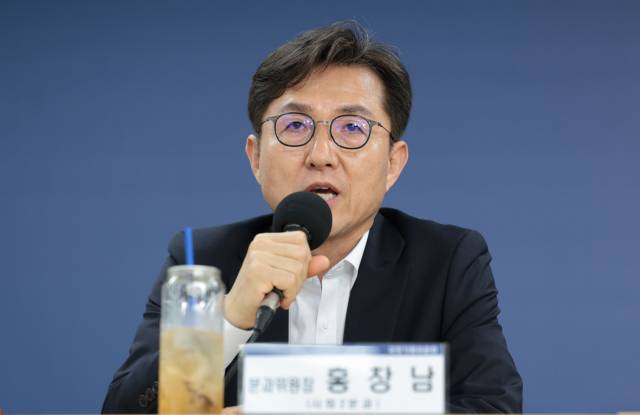 홍창남 국정기획위원회 사회2분과장 지난 6월 22일 서울 종로구 국정기획위원회에서 열린 기자간담회에서 취재진 질문에 답하고 있다. 연합뉴스