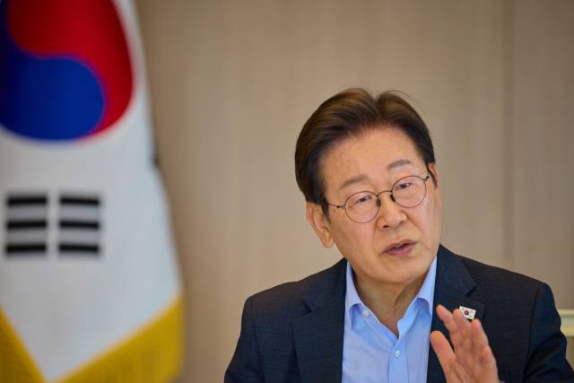 이재명 대통령이 7일 서울 용산 대통령실 청사에서 김민석 국무총리와 주례 보고 회동을 하고 있다. 연합뉴스
