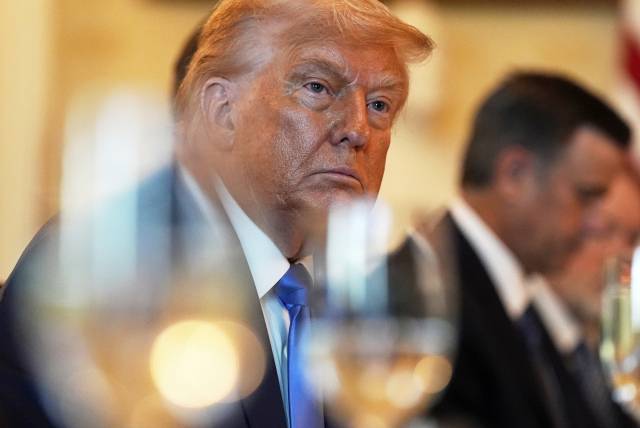 도널드 트럼프 미국 대통령이 7일(현지 시간) 베냐민 네타냐후 이스라엘 총리와의 만찬 자리에서 정면을 바라보고 있다. AP연합뉴스