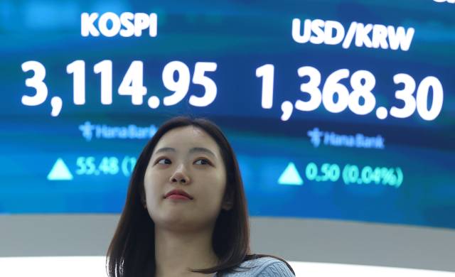 8일 서울 중구 하나은행 본점 딜링룸에 코스피, 코스닥지수 및 환율이 표시돼 있다. 연합뉴스