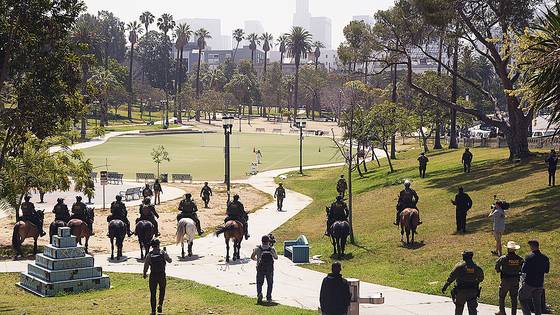 7일(현지시간) 로스앤젤레스 맥아더 공원에 배치된 연방요원들. AP 연합뉴스