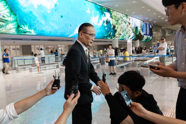 위성락 국가안보실장이 방미 일정을 마치고 9일 인천국제공항을 통해 귀국하고 있다. 위 국가안보실장은 미국 워싱턴 DC에서 마코 루비오 미국 국무장관 겸 국가안보보좌관을 비롯한 인사들을 만나며 관세, 한미정상회담 등 양국 현안 논의를 마치고 귀국했다. 뉴스1