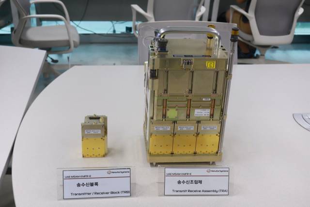 한화시스템 용인종합연구소에 독자 개발된 레이다 핵심 부품인 송수신조립체(TRA)가 놓여 있다. 사진제공=한화시스템