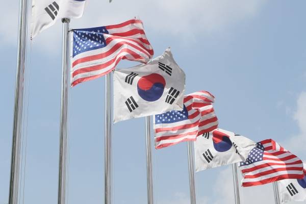 경기도 파주시 미군참전기념비에서 펄럭이는 태극기와 성조기 ⓒ연합뉴스