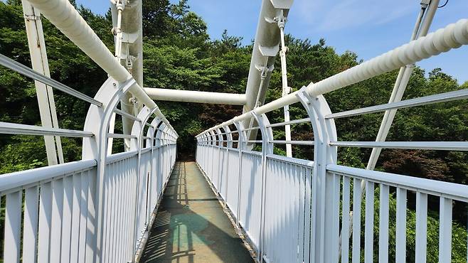관할 지자체인 광주 남구도 반복되는 추락 사망사고를 막기 위해 고심해왔다. 앞서 남구는 2020년 10월께 안전난간 높이를 1.2m에서 2m로 높이고 끝 부분을 보행로 쪽으로 휘어지게 해 넘어가기 힘들도록 했고, 회전형 원통 난간, 폐쇄회로TV(CCTV) 등을 추가 설치했다. 2m로 높인 안전 난간 모습 ⓒ시사저널 정성환