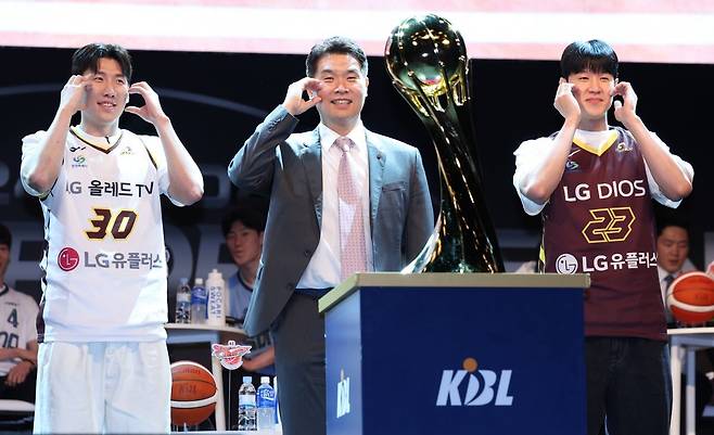 [사실상 이들의 동행은 끝났다. 두경민(왼쪽)과 전성현은 8일 KBL 재정위원회를 통한 연봉조정신청에서 승리했지만 2025~2026시즌 코트에 설 수 있을지 여부는 여전히 미지수다. 사진제공|KBL