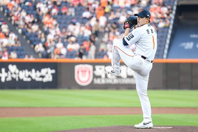 한화 문동주가 8일 대전 한화생명볼파크에서 열린 ‘2025 신한 SOL 뱅크 KBO리그’ KIA전에 선발투수로 등판해 힘차게 공을 던지고 있다. 이날 5이닝 5탈삼진 3실점 투구로 팀의 14-8 승리를 이끈 문동주는 시즌 7승(3패)째를 수확했다. 한화는 리그 50승에 선착, KS 직행 확률 71.4%의 주인공이 됐다. 사진제공|한화 이글스