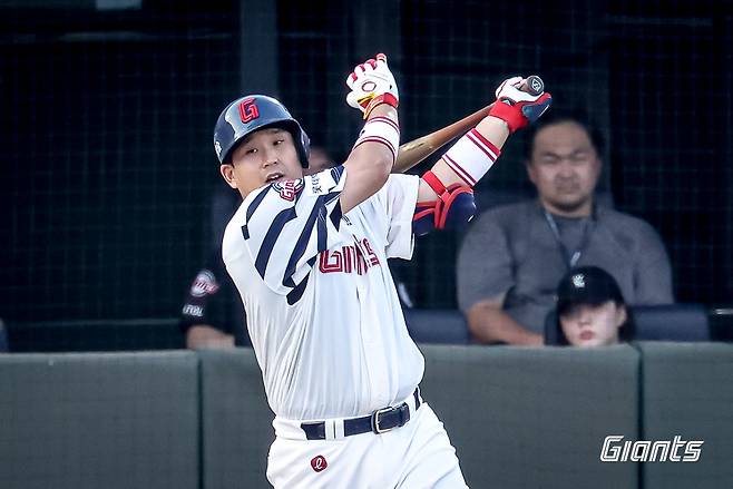 롯데 유강남이 8일 사직구장에서 열린 두산과 홈경기 도중 대기 타석에서 타격 타이밍을 맞추고 있다. 사진제공｜롯데 자이언츠