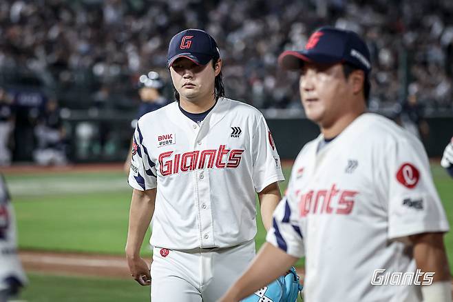 롯데 정철원이 8일 사직구장에서 열린 두산과 홈경기 7회초를 실점 없이 막은 뒤 덕아웃으로 들어가고 있다. 사진제공｜롯데 자이언츠