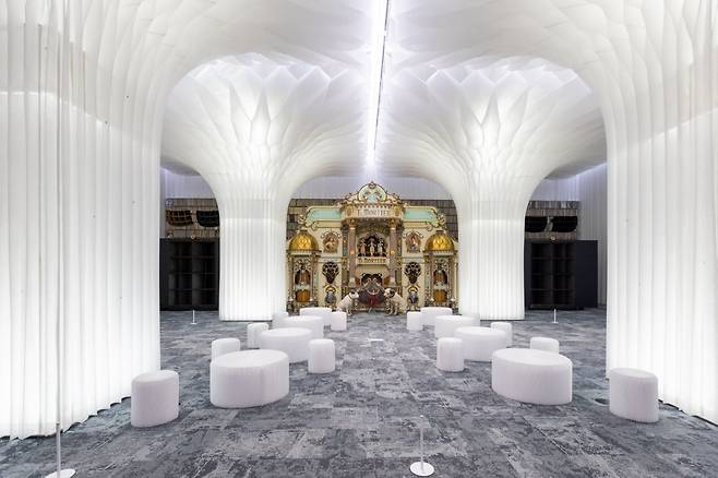 지난해 5월 문을 연 오디오 테마 박물관 오디움의 지하2층 라운지. 오디움이 보유한 10만 여장의 바이닐 음반을 감상할 수 있는 공간으로 입체적인 음향을 위해 패브릭을 소재로 꽃을 형상화해 공간 연출을 했다       사진제공｜서울관광재단