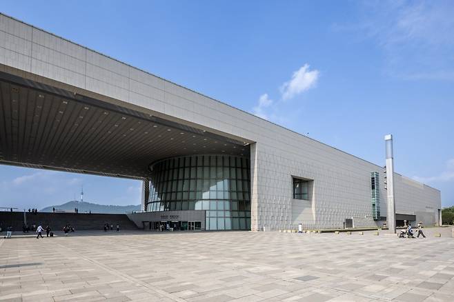 국립중앙박물관 외관.  외국인 관광객은 물론 젊은 세대에게도 인기 높은 명소로 프랑스 파리 오르셰 미술관보다 많은 관람객을 기록하며 아시아 박물관 1위에 올라 있다          사진제공｜서울관광재단