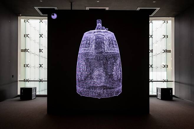 국립중앙박물관이 최근 조성한 소리 테마의 전시공간 ‘공간_사이’. 한국의 범종 소리를 주제로 시각, 청각, 촉각 등 다양한 감각으로 즐길 수 있도록 공간을 구성했다            사진제공｜서울관광재단