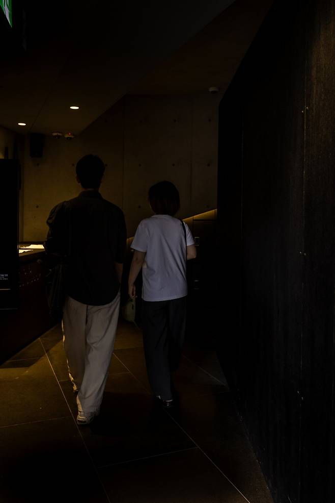 ‘어둠속의 대화’를 시작하는 입구. 맹인 로드 마스터(안내자)의 인도에 따라 시각을 제외한 모든 감각을 이용해 100분간 체험하는 시간을 갖는다           사진제공｜서울관광재단