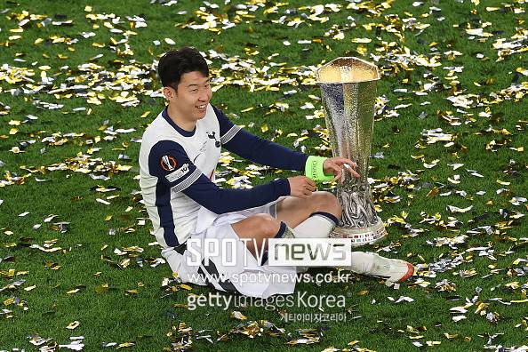 ▲ 영국 매체 '팀토크'는 9일(한국시간) "사우디아라비아 다수의 구단은 토트넘 홋스퍼의 주장 손흥민에게 연봉 3,000만 유로(약 483억 원)를 제안했다. 만약 손흥민이 이 제안을 받아들인다면, 그는 3년 총액 9,000만 유로(약 1,450억 원)의 연봉을 받게 된다"라고 전했다.