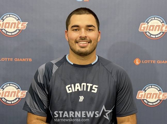 롯데 알렉 감보아가 8일 사직 두산전을 앞두고 취재진과 인터뷰를 하고 있다. /사진=양정웅 기자