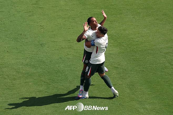 첼시 공격수 주앙 페드루가 9일(한국시간) 미국 뉴저지주 이스트 러더퍼드의 메트라이프 스타디움에서 열린 2025 국제축구연맹(FIFA) 클럽 월드컵 준결승 플루미넨시전에서 골을 터뜨린 뒤 친정팀 예우 차원에서 세리머니를 자제하고 있다. /AFPBBNews=뉴스1