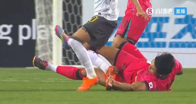지난 7일 용인미르스타디움에서 열린 한국과 중국의 2025 동아시아축구연맹(EAFF) E-1 챔피언십(동아시안컵) 후반 막판 슬라이딩 태클로 상대 공격을 막아내고 있는 이호재(오른쪽). /사진=즈보8 캡처