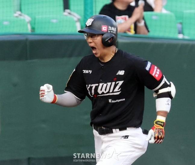 허경민이 홈런 후 포효하고 있다. /사진=강영조 선임기자