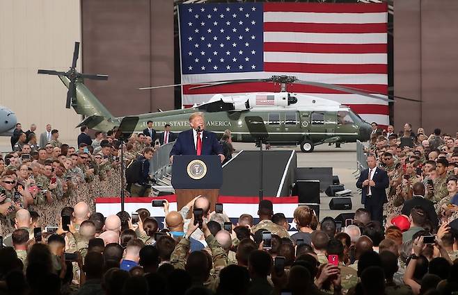 트럼프는 관세와 무관한 주한미군 이야기를 계속해서 꺼내고 있다. 2019년 주한미군 오산 공군기지에서 연설 중인 트럼프. [사진 | 뉴시스]