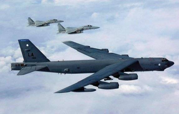 미 공군 B-52H 전략폭격기와 일본 항공자위대 F-15 전투기가 2018년 9월 동중국해 상공에서 연합 비행훈련을&nbsp;하고 있다. 미국 인도태평양사령부 제공