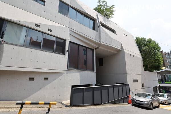 대한민국 국적을 포기하고 미국 시민권을 취득한 정몽구 명예회장의 셋째딸 정윤이 해비치호텔앤드리조트 고문은 주로 미국에 머무는 것으로 알려지며, 국내에는 UN빌리지 현대차가족타운 내 단독주택을 보유하고 있다. 사진=임준선 기자(이오이미지)