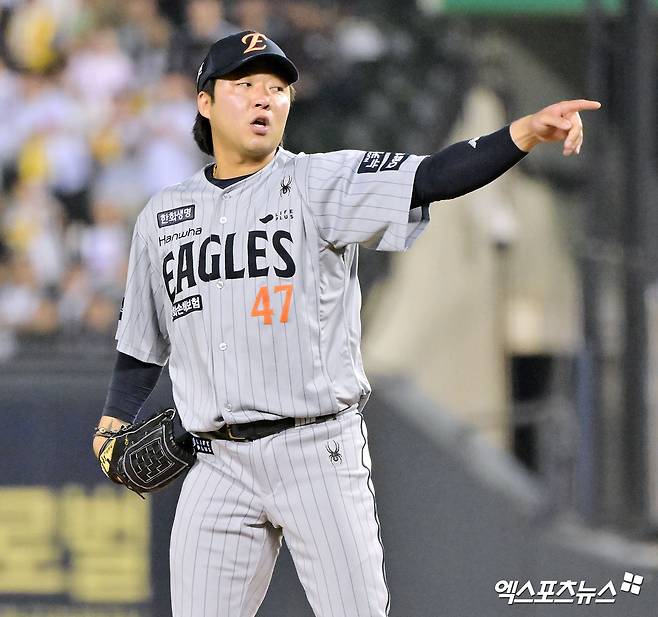 27일 오후 서울 송파구 잠실야구장에서 열린 '2025 신한 SOL Bank KBO리그' 한화 이글스와 LG 트윈스의 경기, 7회말 1사 한화 김범수가 LG 이영빈의 체크스윙때 배트가 돌았다고 어필하고 있다. 엑스포츠뉴스DB