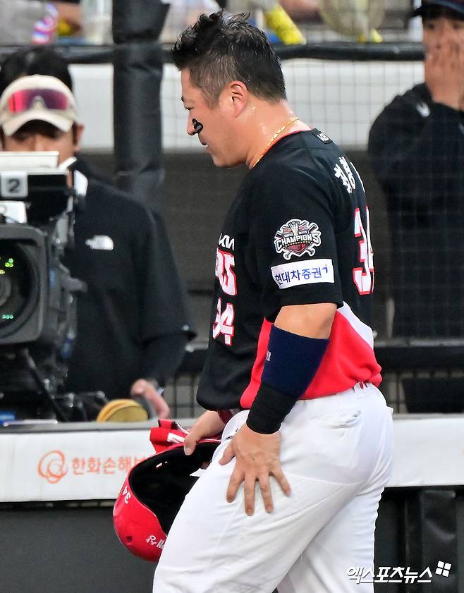 8일 오후 대전 한화생명 볼파크에서 열린 '2025 신한 SOL Bank KBO리그' KIA 타이거즈와 한화 이글스의 경기, 3회초 1사 2,3루 KIA 최형우가 부상으로 인해 교체되고 있다. 대전, 김한준 기자